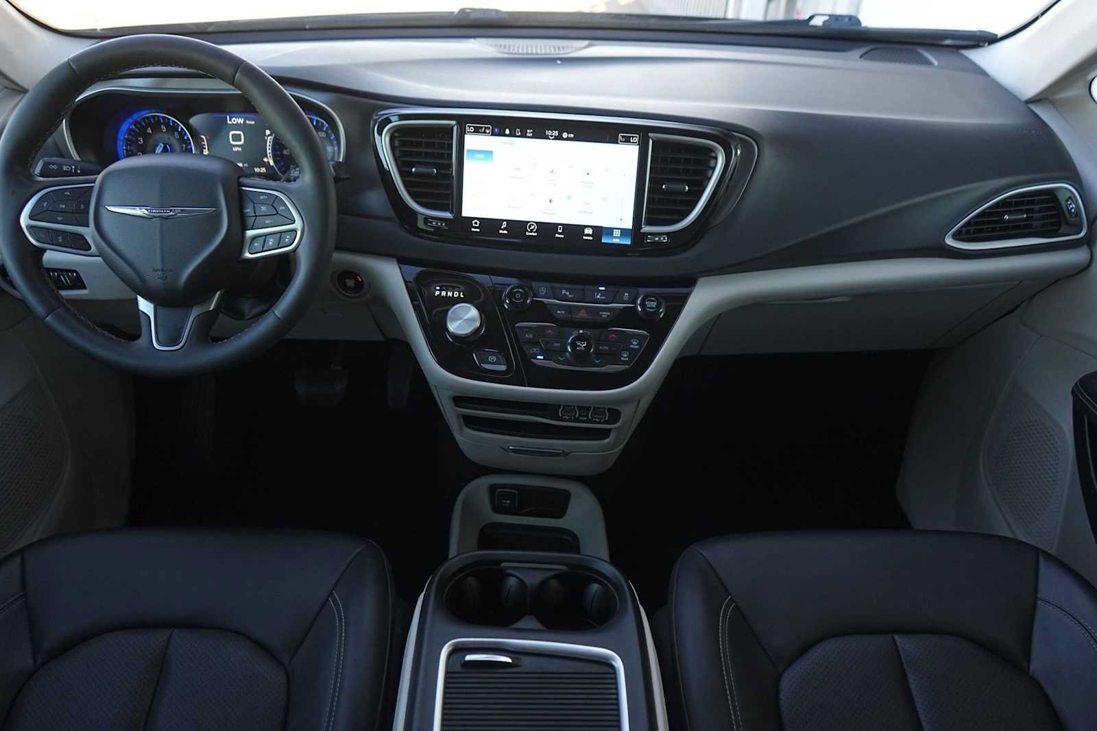Used 2024 Chrysler Pacifica Touring-L FWD image 10