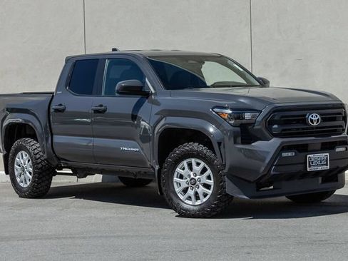 Used 2025 Toyota Tacoma SR5 AWD/4WD image 17
