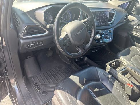 Used 2018 Chrysler Pacifica Touring-L w/ Premium Audio Group FWD image 17