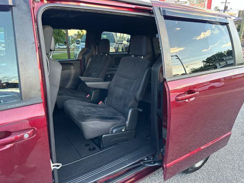 Used 2019 Dodge Grand Caravan SE FWD image 14