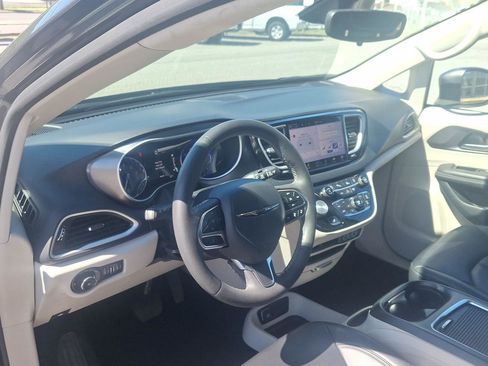 Used 2023 Chrysler Pacifica Touring-L FWD image 10