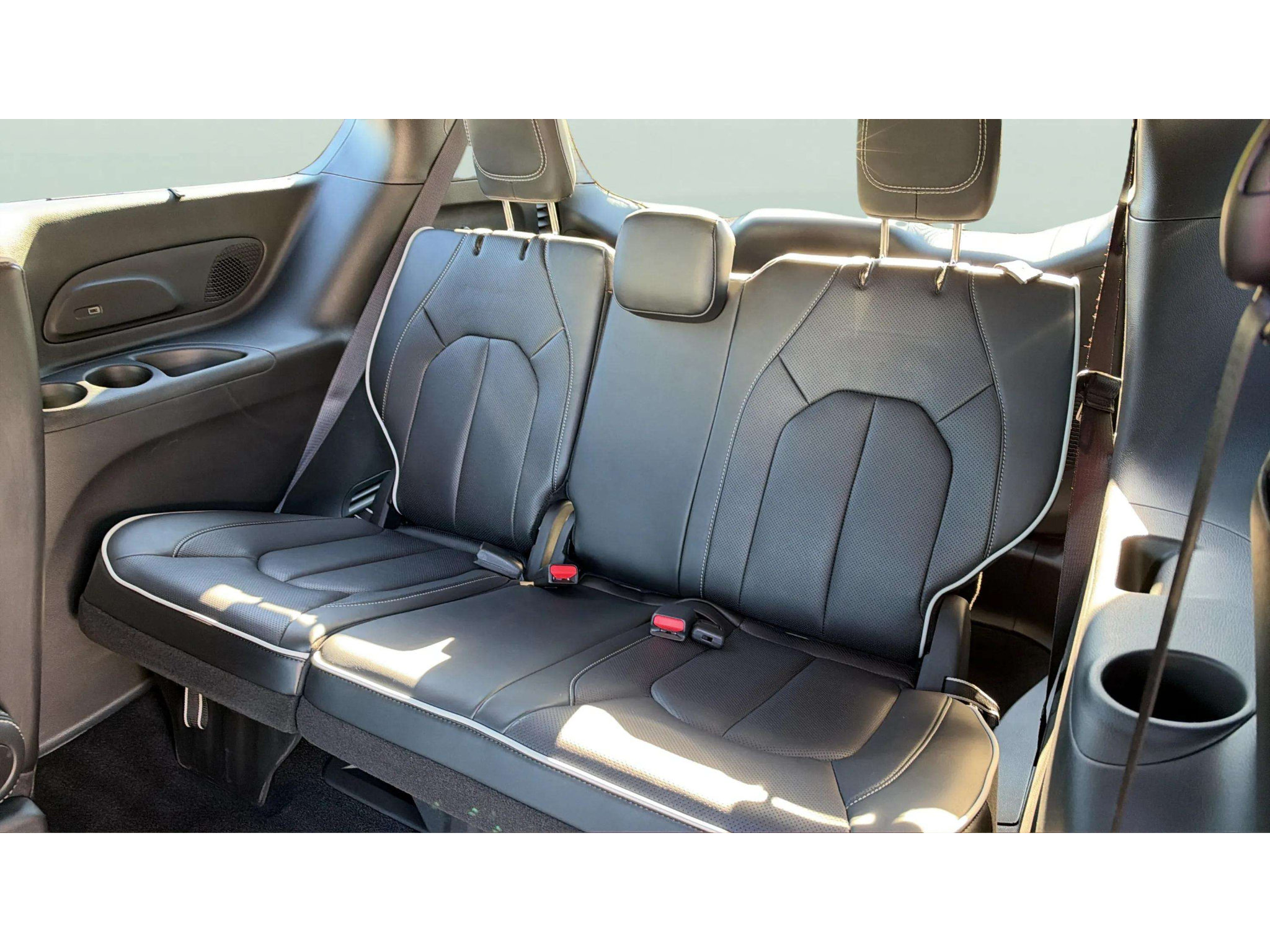 Used 2025 Chrysler Pacifica Limited FWD image 14