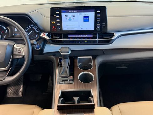 Used 2024 Toyota Sienna XLE FWD image 22