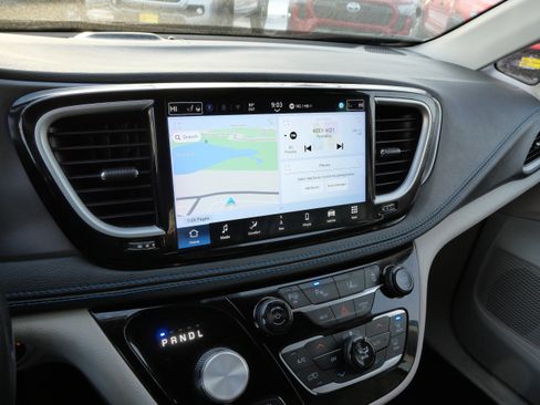 Used 2021 Chrysler Pacifica Touring-L image 22