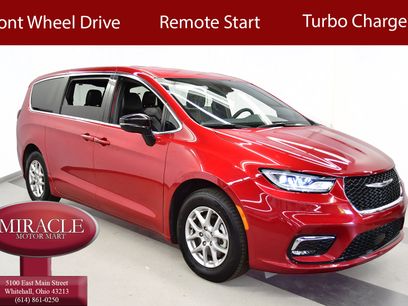 Used 2025 Chrysler Pacifica Select
