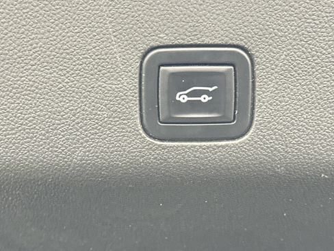 Used 2021 Chevrolet Suburban Premier image 16