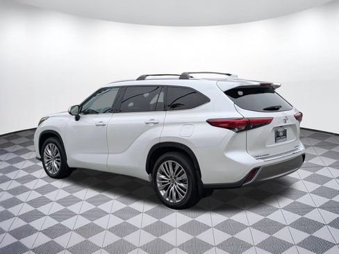 Used 2023 Toyota Highlander Platinum FWD image 3