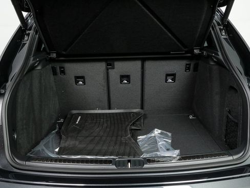 Certified 2026 Porsche Macan AWD/4WD image 32