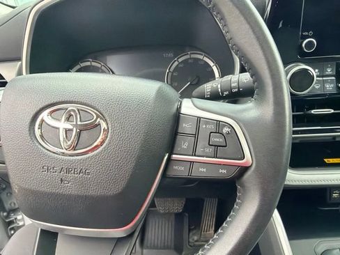 Used 2023 Toyota Highlander XLE FWD image 23