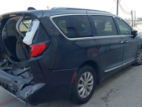Used 2019 Chrysler Pacifica Touring-L FWD image 56
