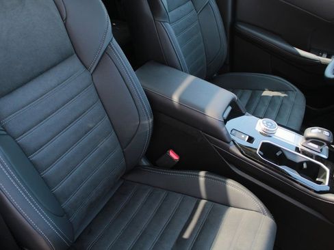 New 2025 Mitsubishi Outlander SE image 8