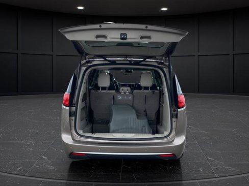 Used 2017 Chrysler Pacifica Touring-L Plus w/ Advanced Safetytec Group FWD image 39