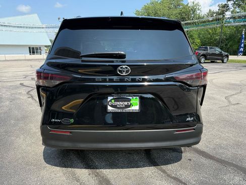 Used 2026 Toyota Sienna XLE FWD image 4
