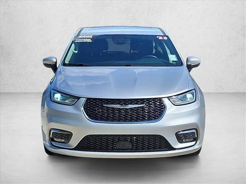 Used 2023 Chrysler Pacifica Touring-L FWD image 2