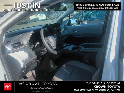 Used 2025 Toyota Sienna XLE image 3