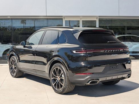 Certified 2025 Porsche Cayenne image 3