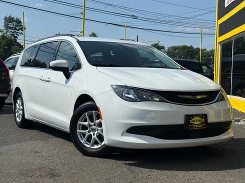 Used 2021 Chrysler Voyager Lxi image 1