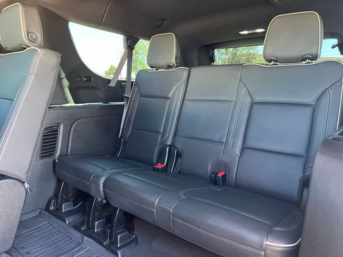 Used 2024 GMC Yukon XL SLT w/ SLT Luxury Package AWD/4WD image 6