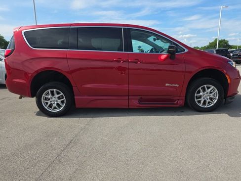Used 2024 Chrysler Pacifica Touring-L FWD image 4