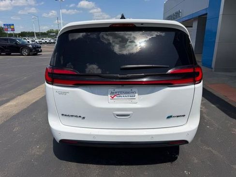 Used 2024 Chrysler Pacifica Limited FWD image 6