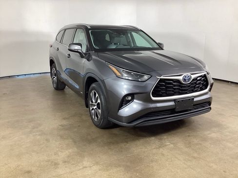 Used 2022 Toyota Highlander XLE AWD/4WD image 3