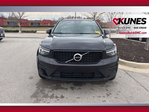 Used 2024 Volvo XC40 B5 Core image 3