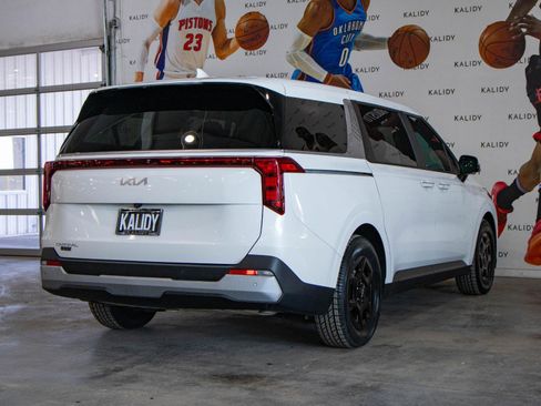 Used 2025 Kia Carnival image 25