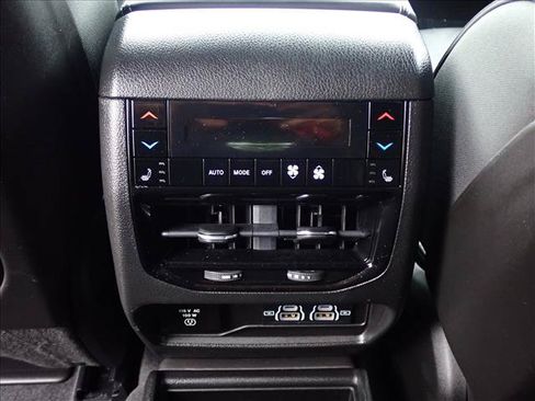 Used 2022 Jeep Grand Cherokee L Overland w/ Luxury Tech Group IV AWD/4WD image 11