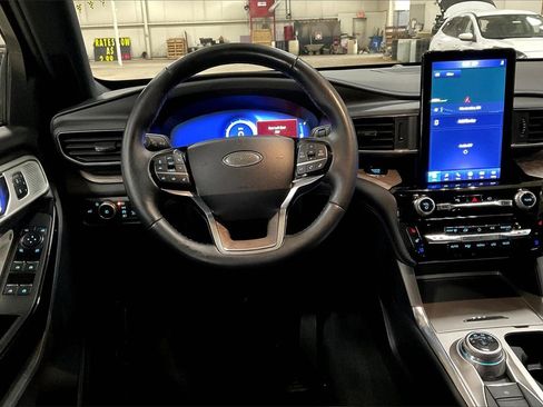 Certified 2022 Ford Explorer Platinum w/ Equipment Group 601A image 5
