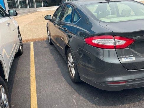 Used 2015 Ford Fusion SE FWD image 2