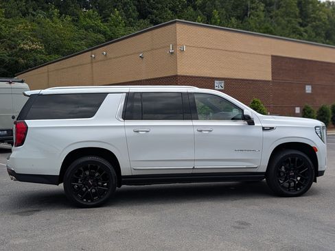 Used 2023 GMC Yukon XL Denali w/ Denali Reserve Package AWD/4WD image 10