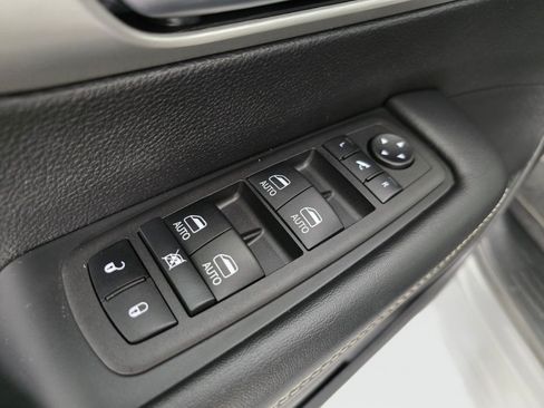 Used 2023 Chrysler Pacifica Limited w/ Uconnect Theater Family Group FWD image 21