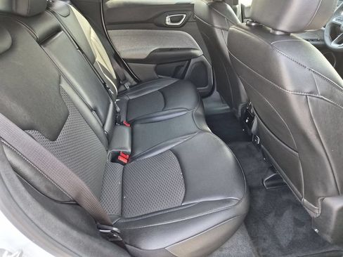 Used 2025 Jeep Compass Latitude w/ Sun & Sound Group AWD/4WD image 29