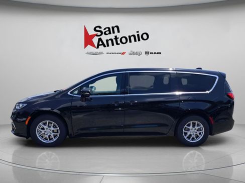 New 2026 Chrysler Pacifica Select image 5