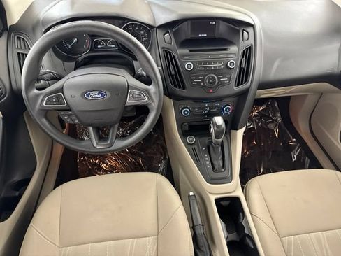 Used 2016 Ford Focus SE w/ SE Power Seat Package FWD image 27