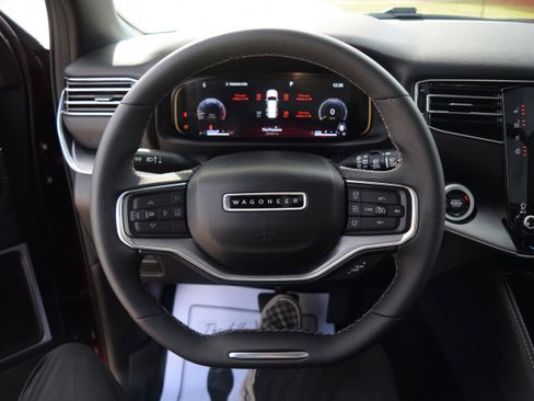 Used 2023 Jeep Wagoneer Series II image 4