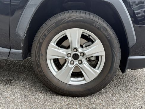 Used 2020 Toyota RAV4 XLE w/ Convenience Package FWD image 13