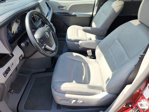 Used 2019 Toyota Sienna XLE w/ XLE Navigation Package FWD image 10
