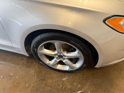 Used 2016 Ford Fusion SE FWD image 4