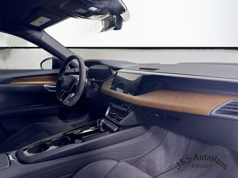 Used 2022 Audi e-tron GT Premium Plus image 35