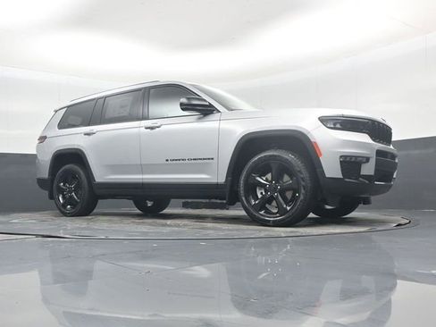 New 2025 Jeep Grand Cherokee L Limited w/ Black Appearance Package image 40