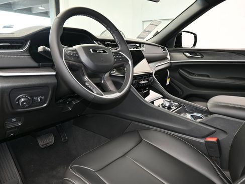 Used 2025 Jeep Grand Cherokee L Limited image 12