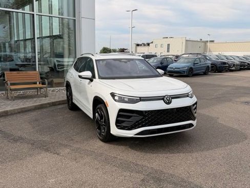 Certified 2026 Volkswagen Tiguan SEL R-Line AWD/4WD image 9