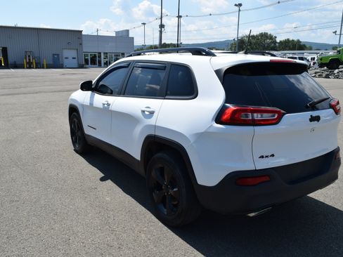 Used 2018 Jeep Cherokee Latitude w/ Altitude Package AWD/4WD image 6