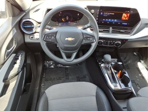 Used 2025 Chevrolet Trax LT FWD image 9