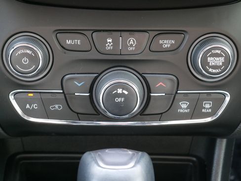 Used 2019 Jeep Cherokee Latitude Plus w/ Cold Weather Group image 19