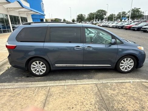 Used 2017 Toyota Sienna XLE Premium AWD/4WD image 3