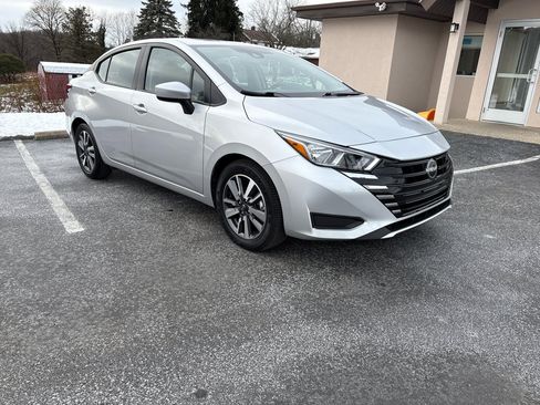 Used 2023 Nissan Versa SV image 3
