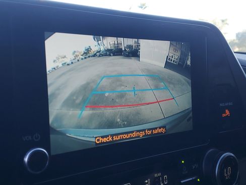 Used 2024 Toyota Highlander XLE image 25