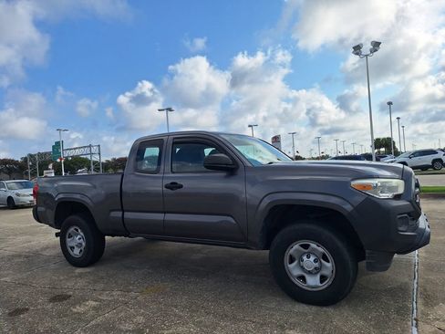 Used 2017 Toyota Tacoma SR RWD image 2